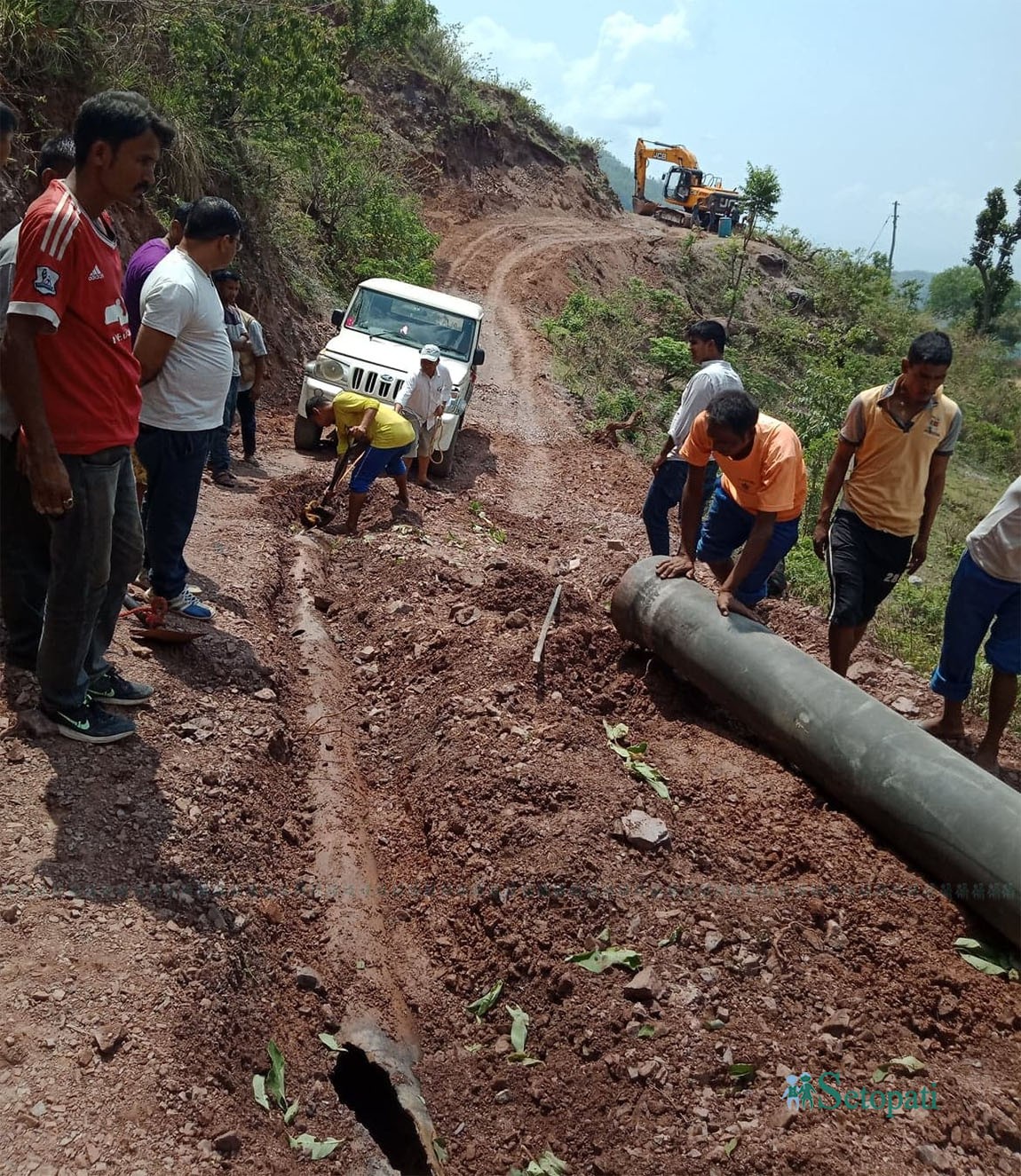 स्काभेटरले फुटाएको वीरेन्द्रनगर उपत्यकामा आपूर्ति हुने खानेपानीको मुख्य पाईपलाईन। दिपकजंग शाही/सेतोपाटी