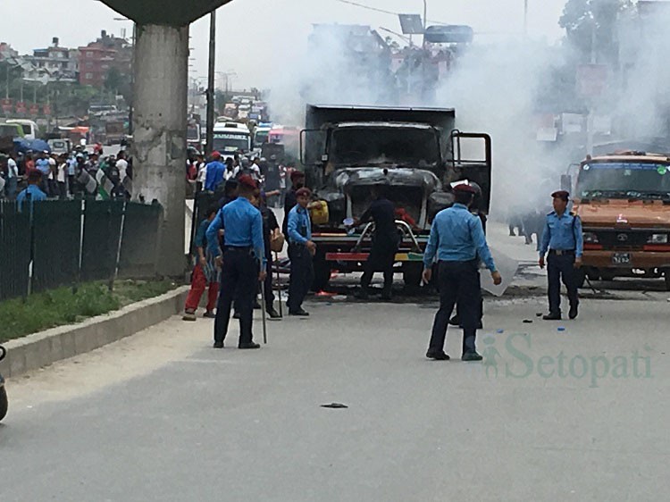 भक्तपुर, जडिबुटीमा जेठ ३० गते स्कुटरलाई ठक्कर दिएको टिपरमा स्थानीयले आगो लगाएका थिए। टिपरको ठक्करबाट बनेपा निवासी अस्मिता भण्डारीको मृत्यु भएको थियो।