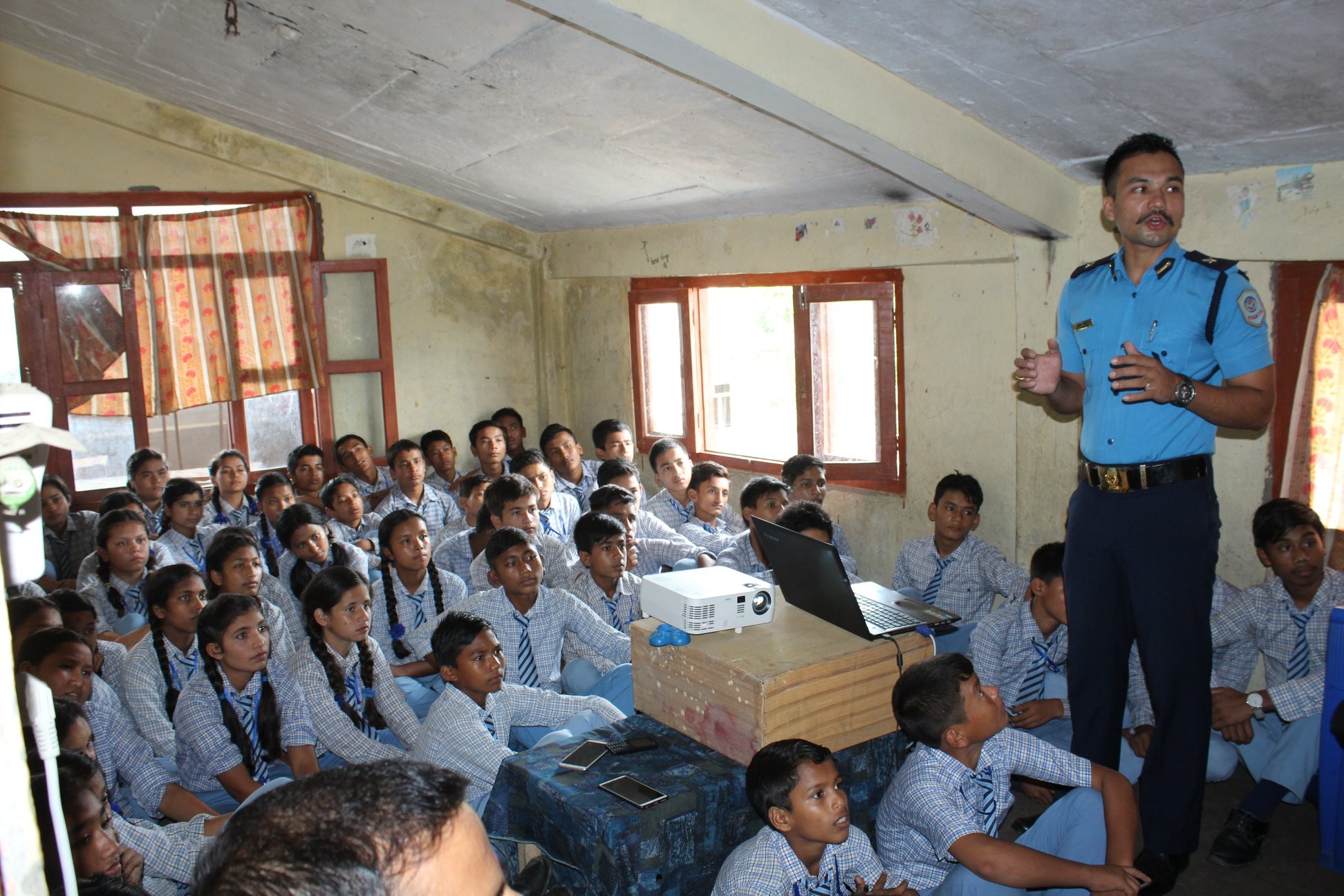 तस्बिरः सुर्खेतको वीरेन्द्रनगरस्थित भ्याली मेरिडियन एकेडेमीका विद्यार्थीसँग लागुऔषधसम्बन्धी कक्षा सञ्चालन गर्दै प्रहरी। तस्बिरः दिपकजंग शाही/सेतोपाटी