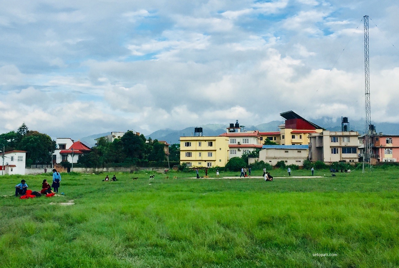 ललितपुरको खुमलटारस्थित ४२ रोपनी सरकारी जग्गा, जुन व्यापारिक कम्पनीलाई भाडामा लगाइएको छ। तस्बिर: चेतना गुरागाईं/सेतोपाटी