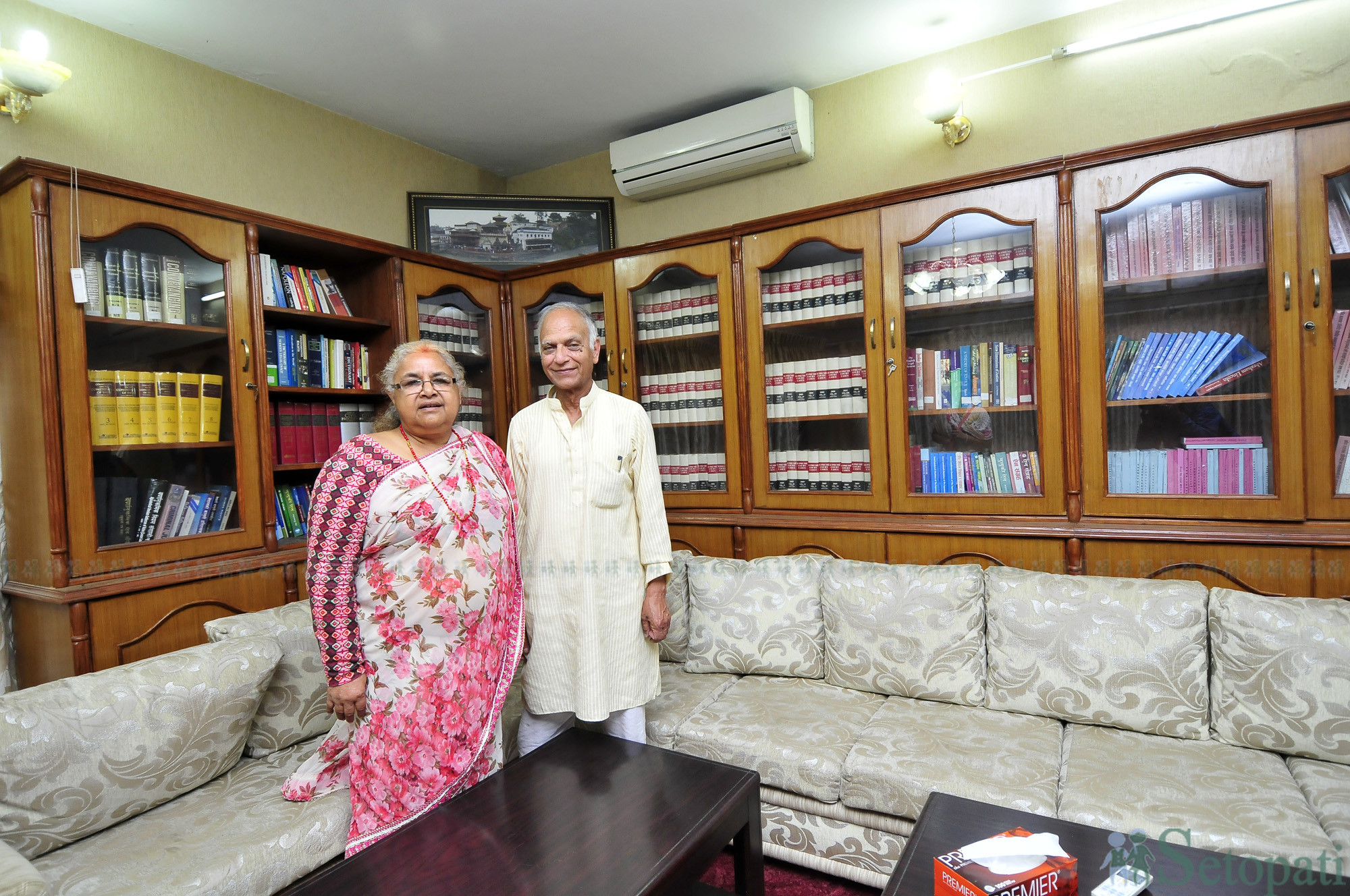 दुर्गा सुवेदी पत्नी सुशीला कार्कीसँग। फाइल तस्बिर: नारायण महर्जन/सेतोपाटी