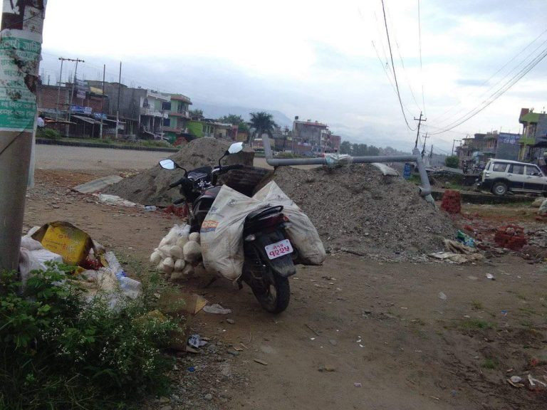 पञ्चपुरी नगरपालिकाको सरकारी मोटरसाईकलमा बेच्नका लागि लोड गरिएको निजी कम्पनीको चाउमिन। तस्बिरःफेसबुकबाट प्राप्त