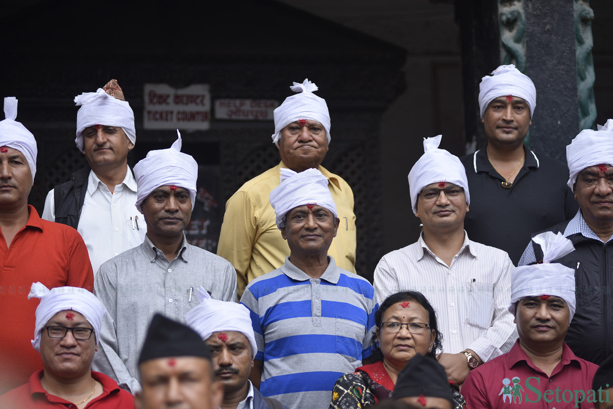 इन्द्रजात्राको निम्ति भक्तपुरको नालामा रुख काट्न हिँडेका मानन्धर गुठीका सदस्य। तस्बिरः नारायण महर्जन/सेतोपाटी