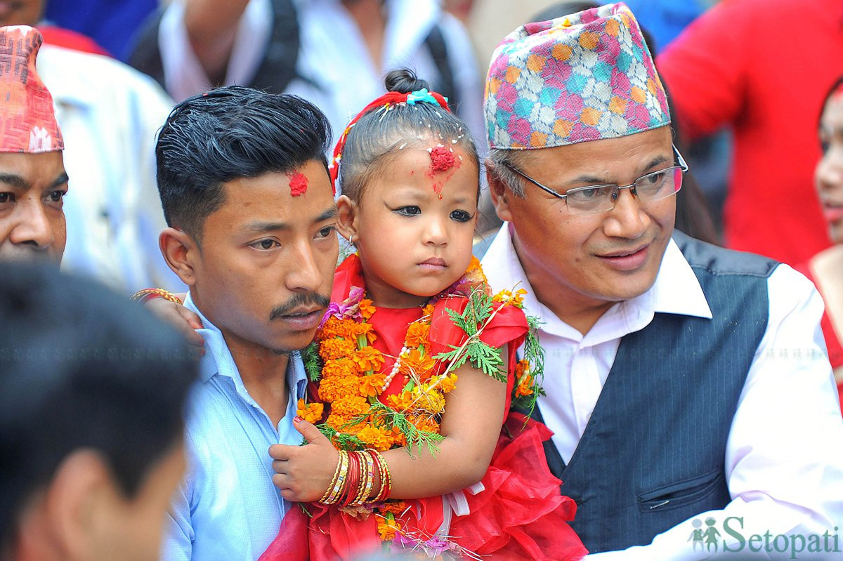 चार वर्षकी कुमारी तृष्णा शाक्य। यो उनको पहिलो इन्द्रजात्रा हो। फाइल तस्बिर: नारायण महर्जन/सेतोपाटी