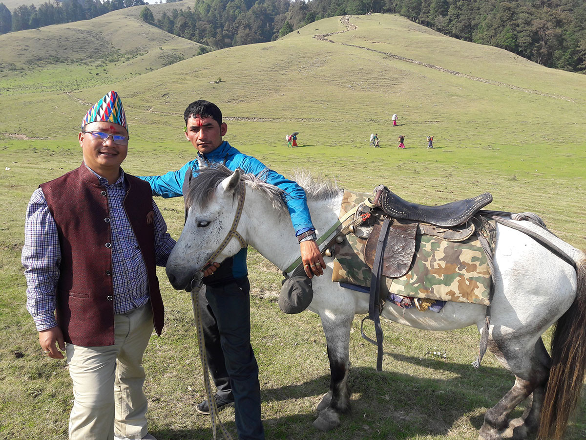 व्याकुल माइलासँगै घोडाका मालिक खगेन्द्र कडायत।