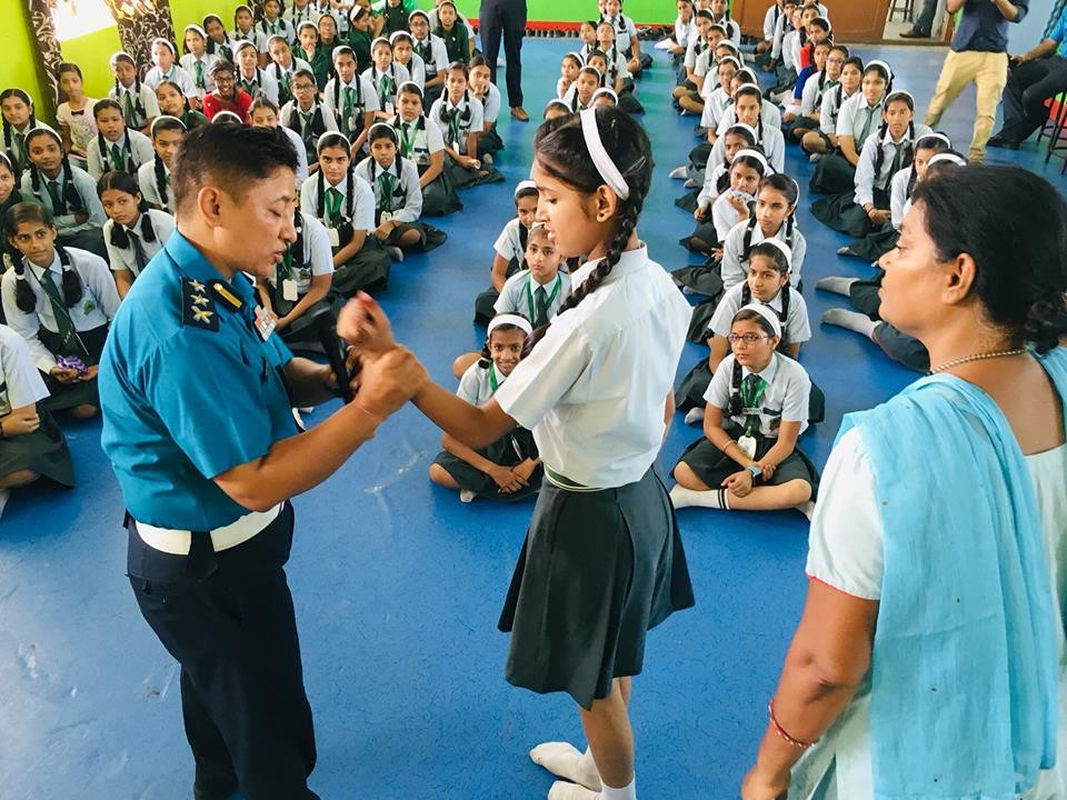 वीरगन्ज, परवानीपुरस्थित पाठशाला स्टडी सेन्टरको हलमा स्कुले बालिकाहरूलाई 'आत्मरक्षा' सिकाउँदै क्षेत्रीय ट्राफिक कार्यालय, पथलैयाकी प्रहरी उपरीक्षक किरण बज्राचार्य। तस्बिर सौजन्यः राजन श्रीवास्तव।