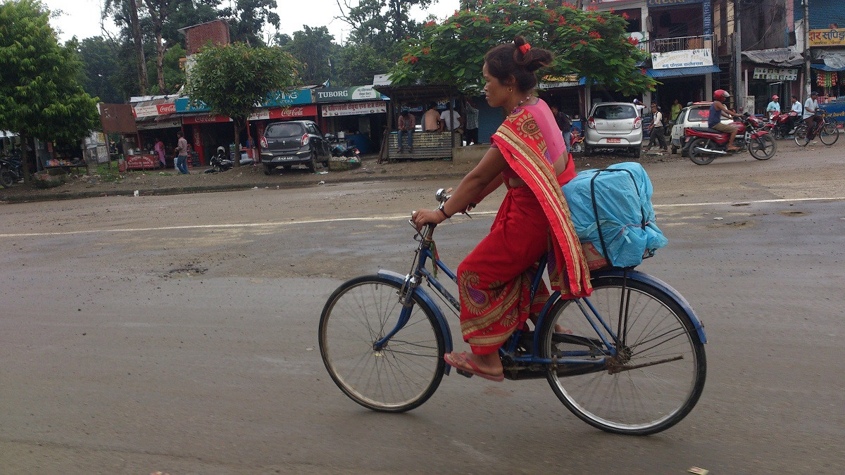 तराईमा साइकल। तस्बिरः रत्नराम श्रेष्ठ