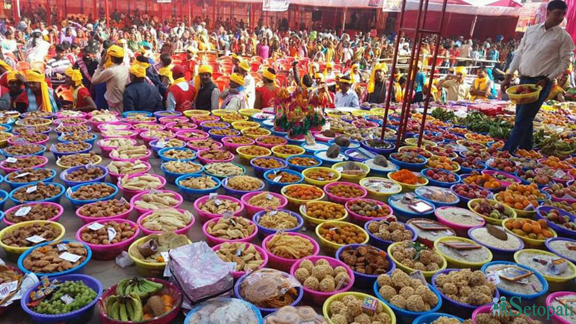 जानकी मन्दिरबाट राम मन्दिरमा तिलकोत्सवका दिन पठाउने तयारी गरिएको भार (कोसेली)। तस्बिरः नेहा