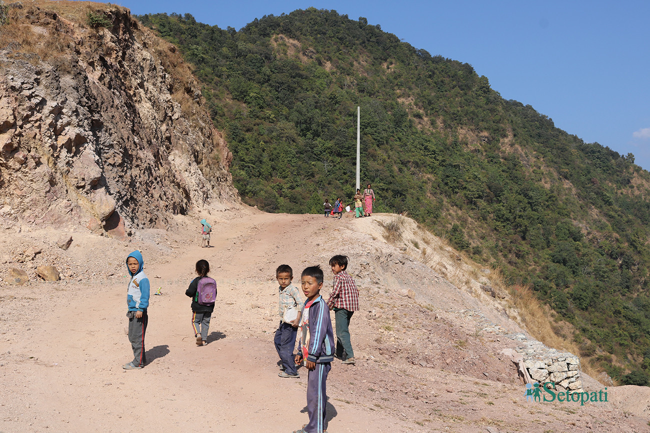 विद्यालय पुग्न दैनिक साढे तीन घन्टा लाग्ने तुलसीपुर उपमहानगरपालिका कल्लेका स्थानीय बालबालिकाहरू स्कुल जाँदै। तस्बिरः नारायण खड्का