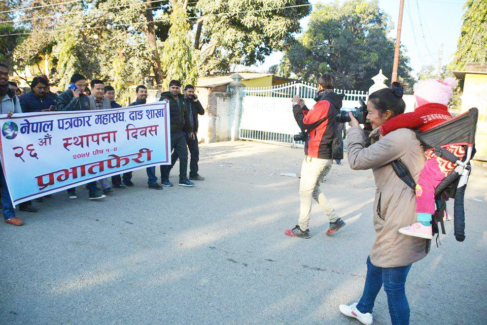 पत्रकार महासंघको वार्षिकोत्सवमा शनिबार छोरी बोकेर तस्बिर खिच्दै गरेकी पत्रकार रिता लामा।