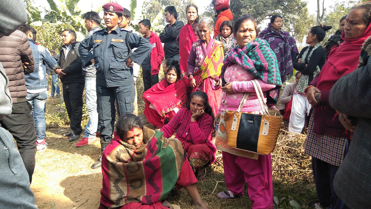 छोराको मृत्युमा भावविह्वल आमासहित आफन्तहरू। तस्बिरः नारायण