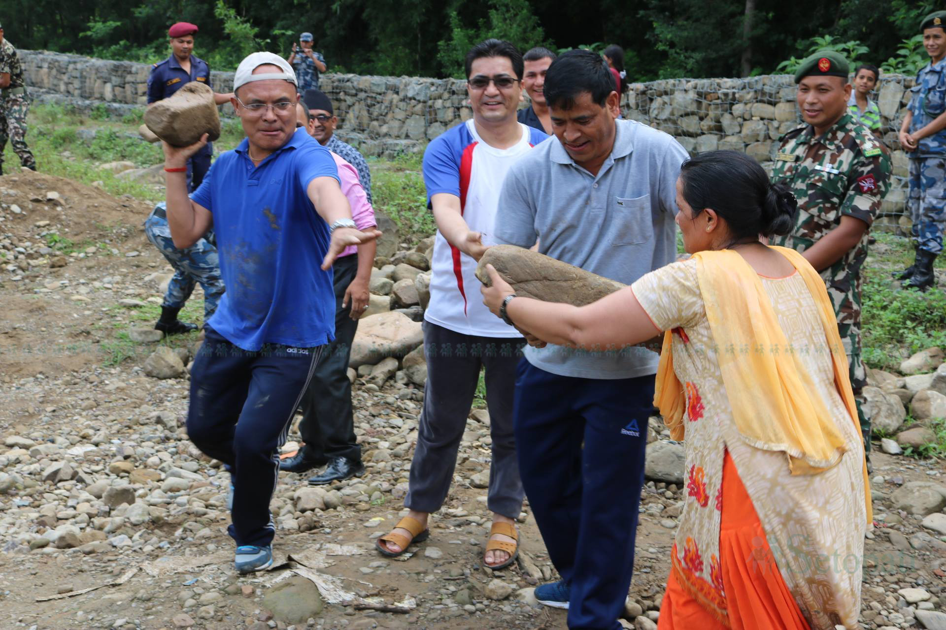 वीरेन्द्रनगरस्थित बालकेन्द्रको भवन निर्माणका लागि ढुंगा ओसार्दै कर्णालीका मुख्यमन्त्री महेन्द्रबहादुर शाही। तस्बिर : दिपकजंग शाही/सेतोपाटी