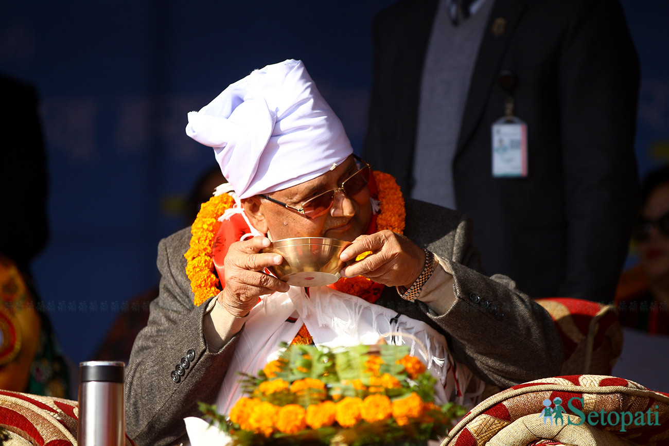 तमु ल्होसार (गुरूङ समुदायको नयाँ वर्ष) का अवसरमा आयोजित कार्यक्रममा सहभागी भएका प्रधानमन्त्री केपी ओली छ्याङ (प्रसाद) ग्रहण गर्दै। तस्बिरः निशा भण्डारी