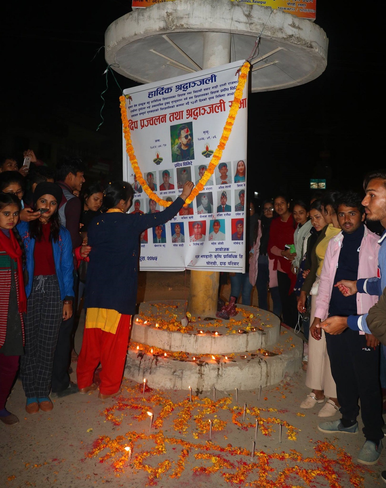 एकै पटक २३ जनाको ज्यान जाने गरी भएको राम्री घटनाको १३औँ दिन बुधबार ज्यान गुमाएकाहरुको सम्झनामा घोराहीको तुलसीपुर चोकमा मैनबत्ती बाल्दै कृष्णसेन प्राविधिक शिक्षालयका विद्यार्थी । तस्बिर: नारायण