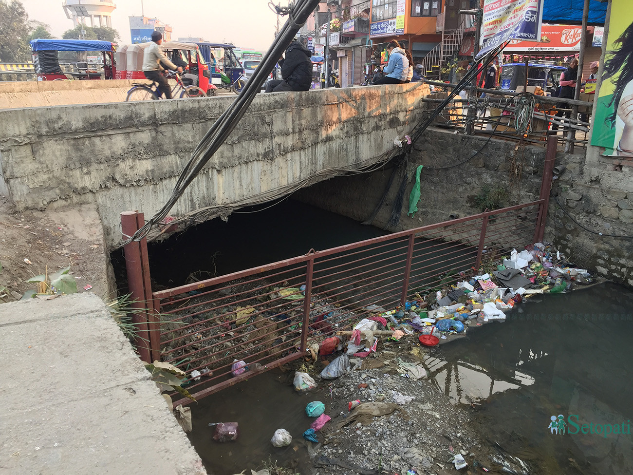 बुटबलबाट बगेर आएका फोहोर रोक्न बनाइएको फलामे जाली। तस्बिरः भगवती