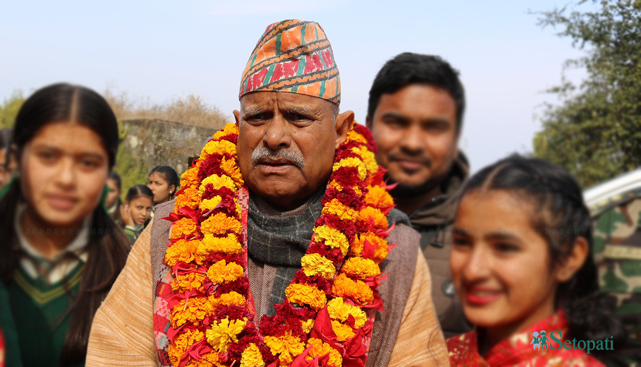 दाङको टरिगाउँ एयरपोर्टमा पत्रकारसँग कुरा गर्दै पूर्व राष्ट्रपति डा. रामवरण यादव। तस्बिरः नारायण