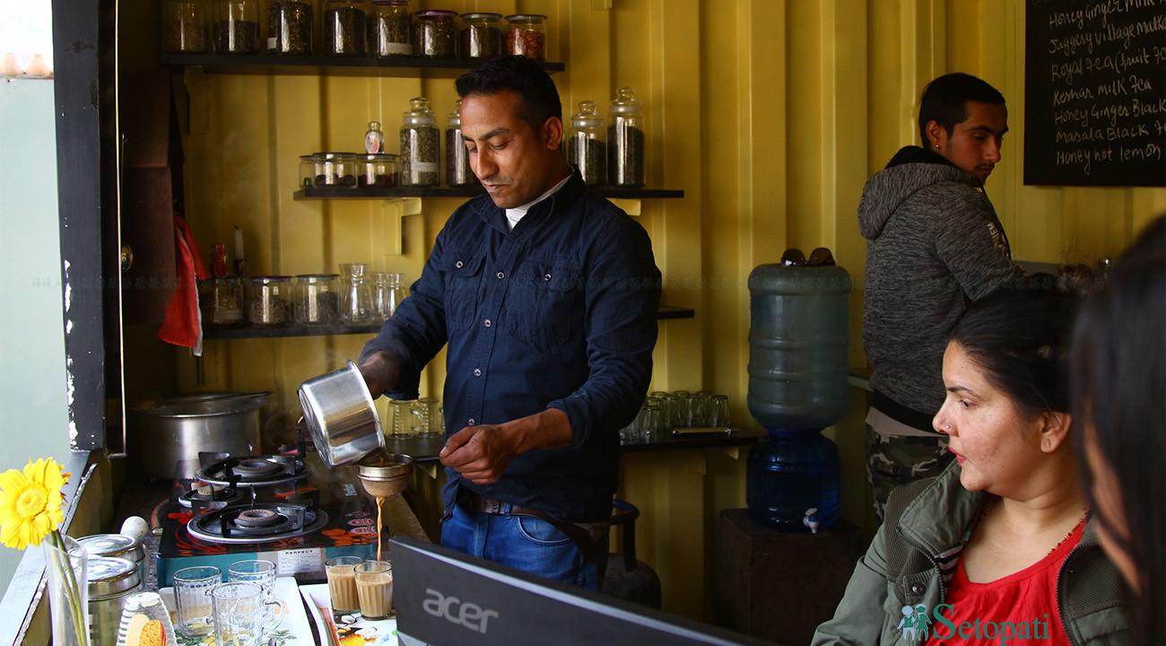 'चियावाला'मा चिया पकाउँदै निर्देशक गणेशदेव पान्डे।  तस्बिरः निशा भण्डारी/सेतोपाटी