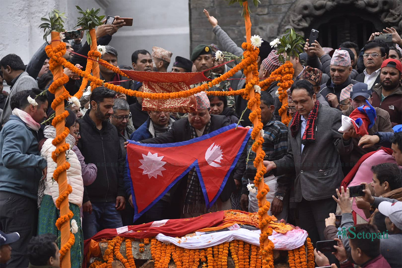 पूर्व उपप्राधान एवम् अर्थ मन्त्री भरतमोहन अधिकारीलाई राष्ट्रिय झण्डा ओढाएर अन्तिम सम्मान दिँदै उपप्रधान एवम् रक्षा मन्त्री ईश्वर पोखरेल। तस्बिरः नारायण महर्जन