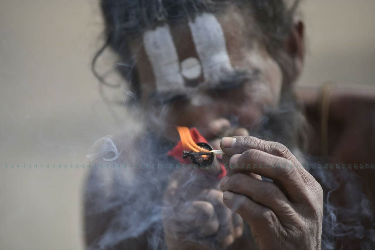 शिवरात्रिको पूर्वसन्ध्यामा पशुपति परिसरमा गाँजा खाँदै गरेका बाबा। तस्बिरः नारायण महर्जन/सेतोपाटी