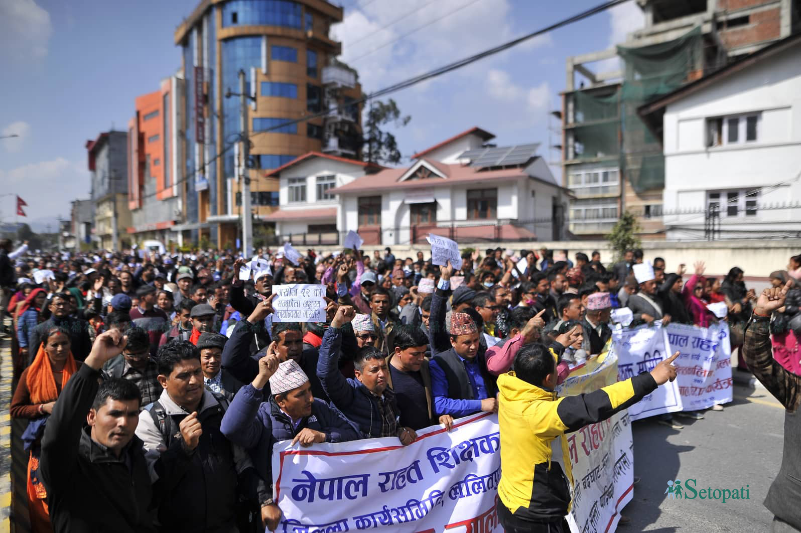 मंगलबार राजधानीमा प्रदर्शन गर्दै राहत शिक्षक। तस्बिर : नारायण महर्जन /सेतोपाटी