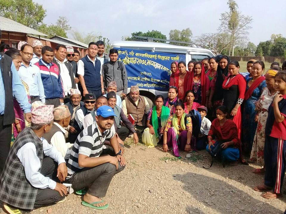 मुख्यमन्त्री ग्रामीण विकास कार्यक्रम अन्तर्गत भर्ना अभियानमा बबई गाउँपालिकाका अध्यक्ष भुवनेश्वर पौडेलसहित सहभागीहरू ।