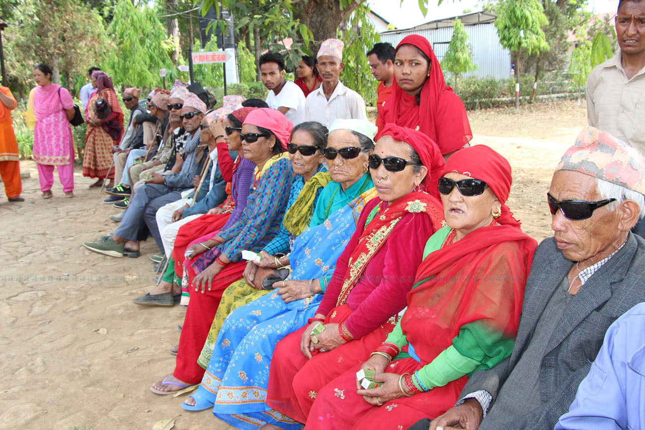 दाङ तुलसीपुरको राप्ती आँखा अस्पतालमा मोतिया विन्दुको शल्यक्रिया पछि नयाँ जीवन पाएका सल्यानका सर्वसाधारण नागरिक । तस्विर – नारायण खड्का।