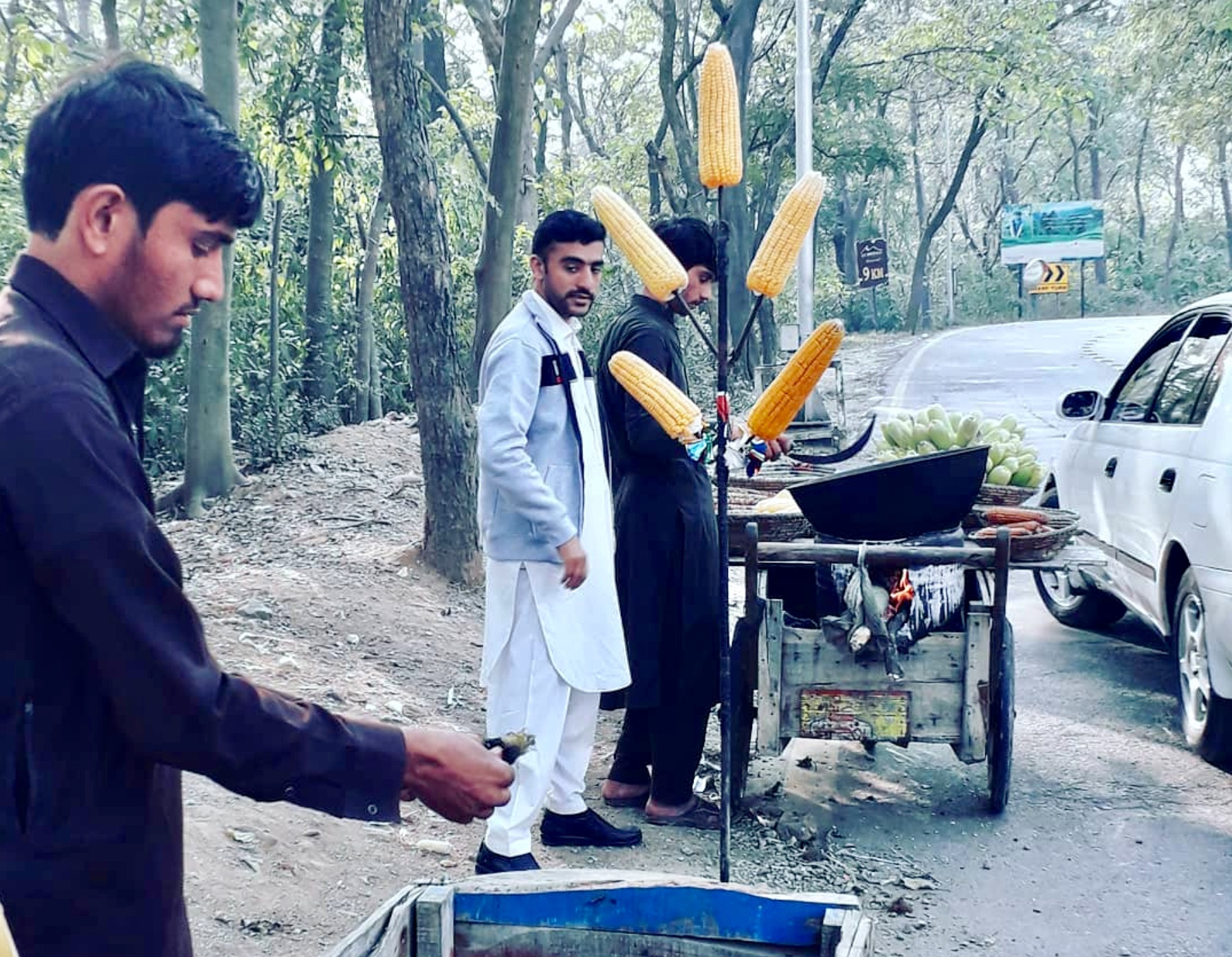 पाकिस्तानको मार्गला पहाड जाने बाटोमा मकै बेच्दै स्थानीय। तस्बिर: सञ्जीव पोखरेल