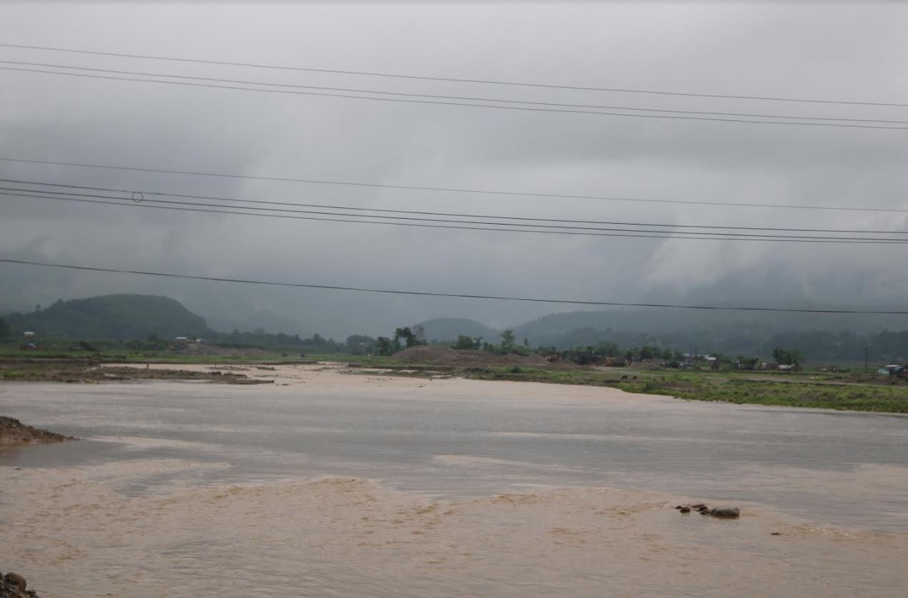 तुलसीपुर–घोराही सडकखण्डको ग्वारखोलामा आएको बाढी । तस्बिर : नारायण खड्का