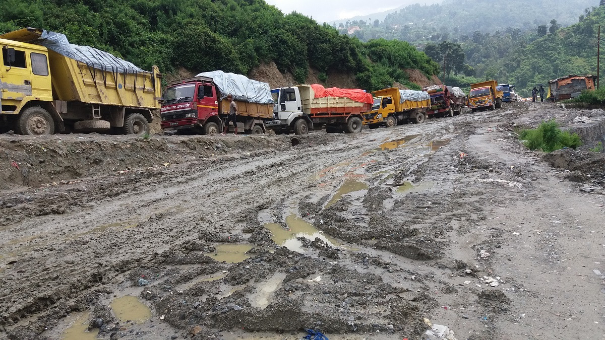 सिसडोलमा फोहोर फ्याँक्न लश्कर लागेर पालो कुरेका गाडी। तस्बिरः समिक्षा अधिकारी/सेतोपाटी