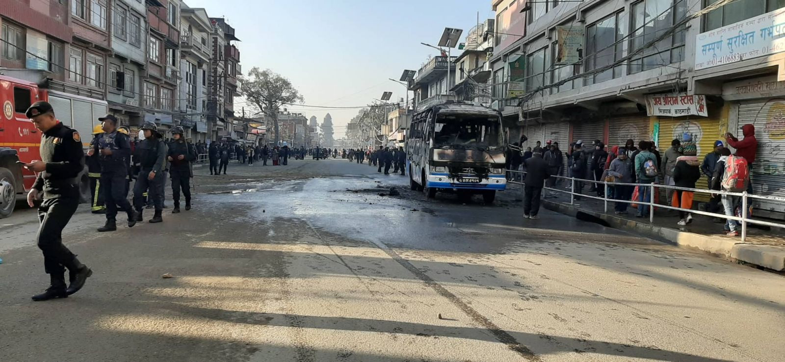 राजधानीको सुकेधारामा सोमबार बिहान यात्रुवाहक बसको ठक्करबाट पशुपति क्याम्पस पढ्ने सृष्टि पन्तको मृत्यु भएपछि आक्रोशित विद्यार्थीले जलाइदिएको गाडी।