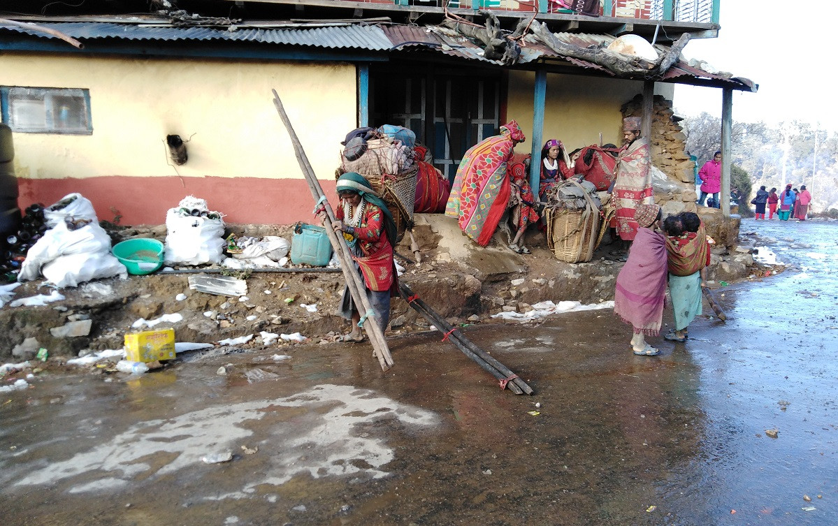 आफू बसिरहेको ठाउँमा हिउँ परेपछि रातानाङ्लास्थित पसल भएको एक घरमा ओत लाग्न आएको राउटेहरु।