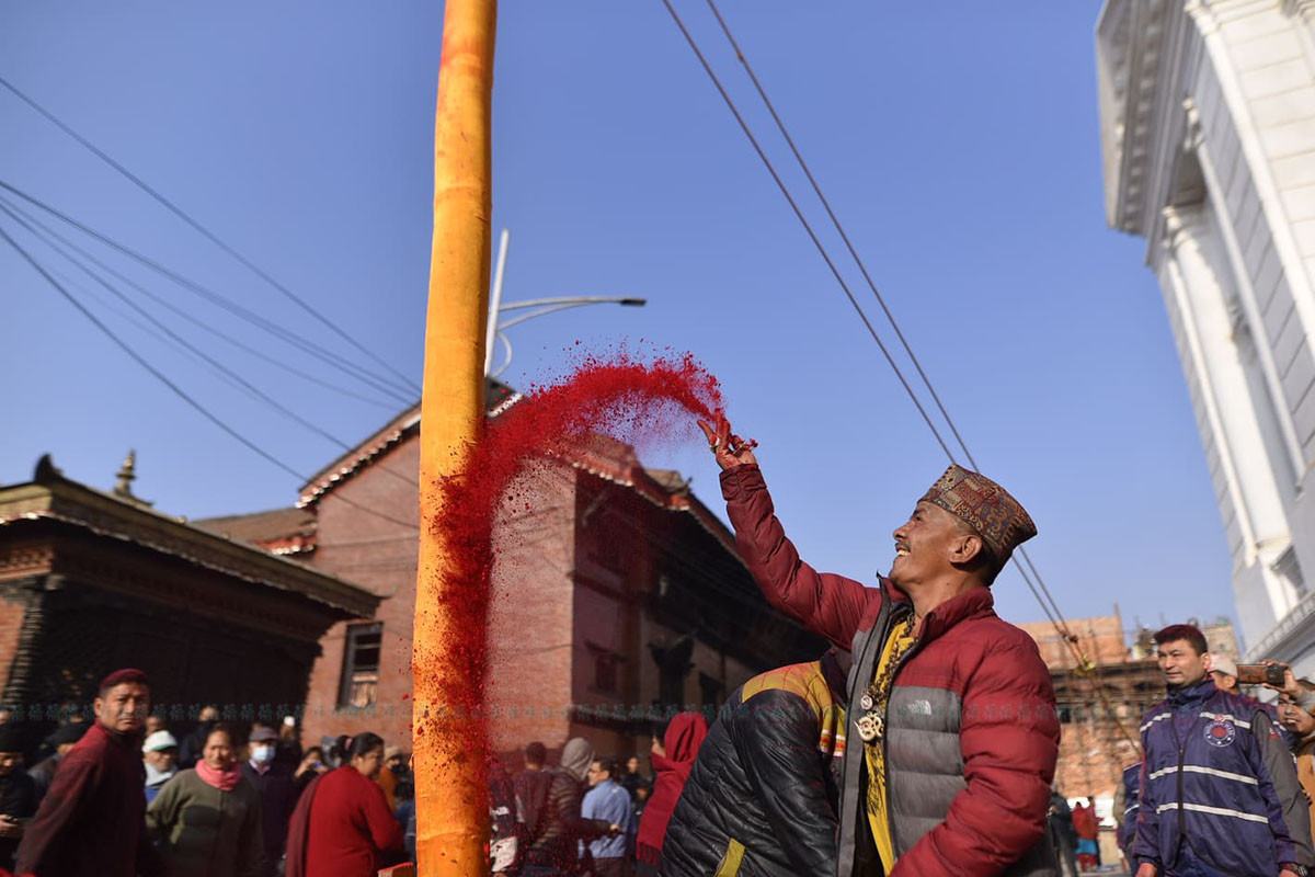 चीर ठड्याएपछि अविर छर्दै । तस्बिर : नारायण महर्जन