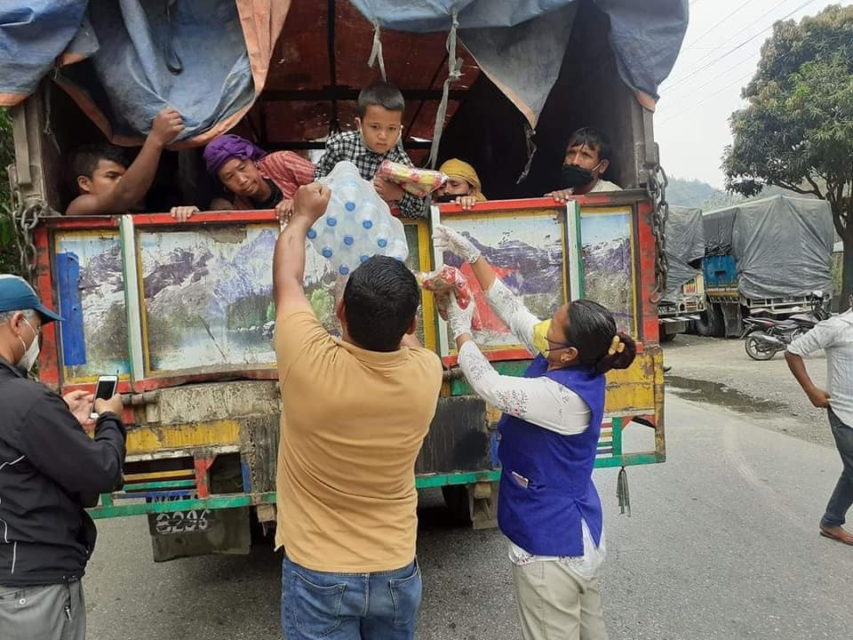 इच्छाकामना गाउँपालिकाकी अध्यक्ष गीताकुमारी गुरूङ घर जानेलाई खानेकुरा दिँदै। तस्बिर : गीताकुमारी गुरूङको फेसबुकबाट।