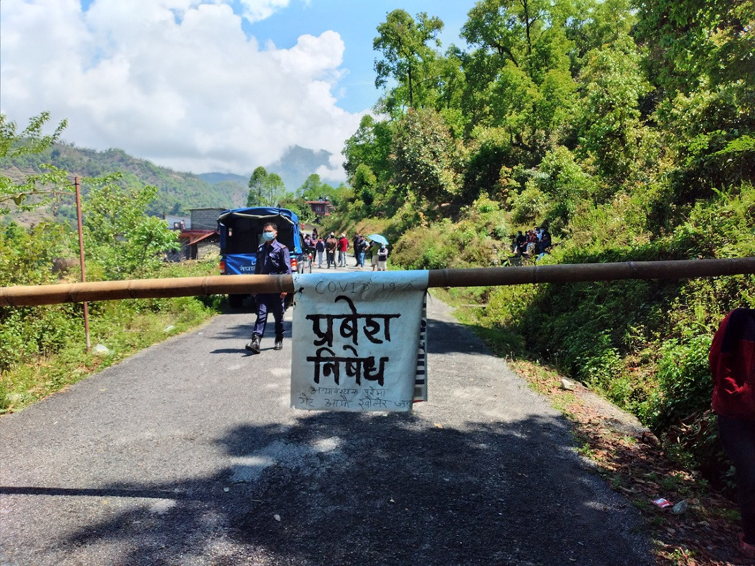 भलामबाट पोखरा प्रवेशद्धारमा बाटो छेक्न राखिएको ढाट।