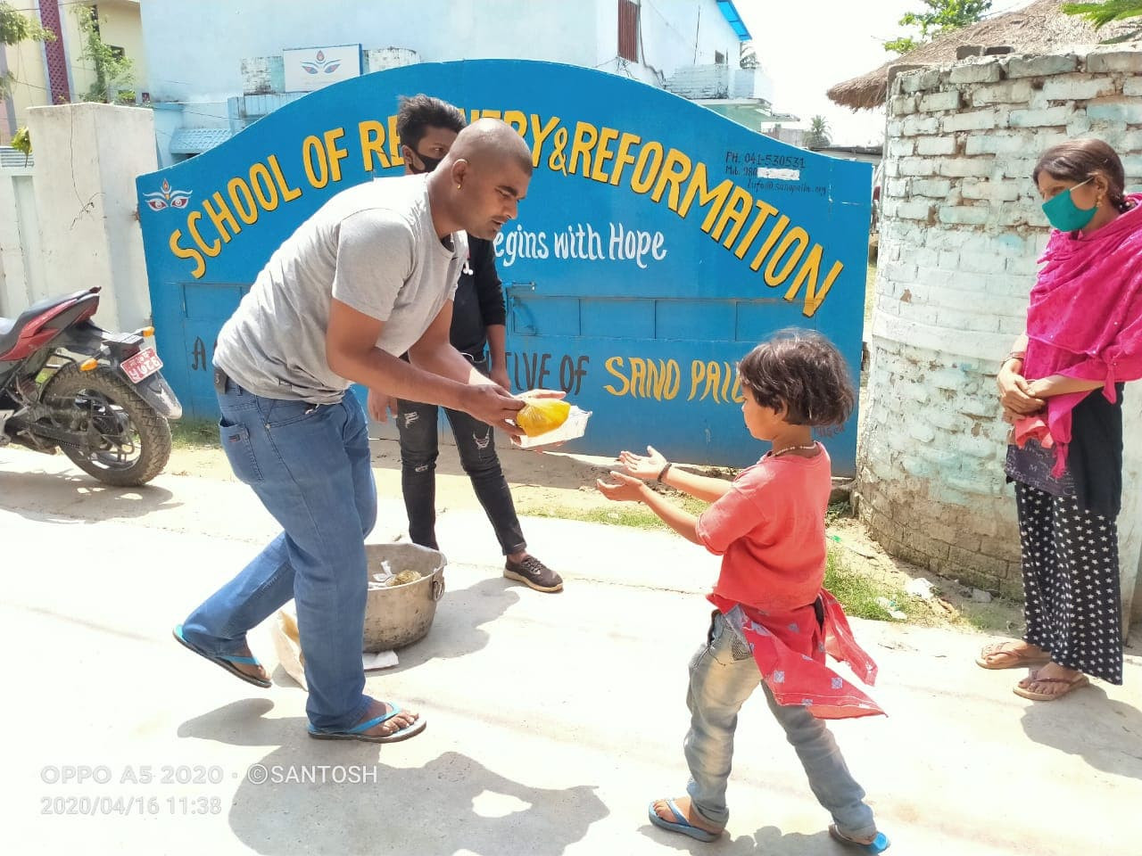 गरिबहरूलाई नि:शुल्क खाना वितरण गर्दै 'सानो पाइला' समूहका सदस्य। तस्बिर स्रोत: सानो पाइला