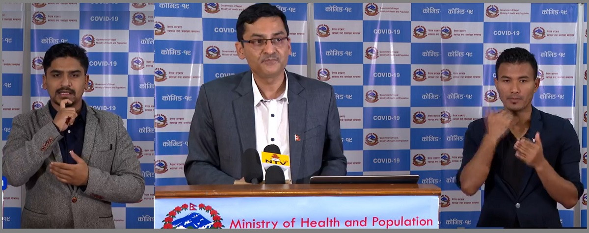 स्वास्थ्य मन्त्रालयद्वारा कोरोनाबारे जानकारी दिन आयोजित पत्रकार सम्मेलनमा सांकेतिक भाषामा बुझाउने सागर सुवेदी (बायाँ),  मन्त्रालयका प्रवक्ता विकास देवकोटा र दिनेश श्रेष्ठ (दायाँ)।