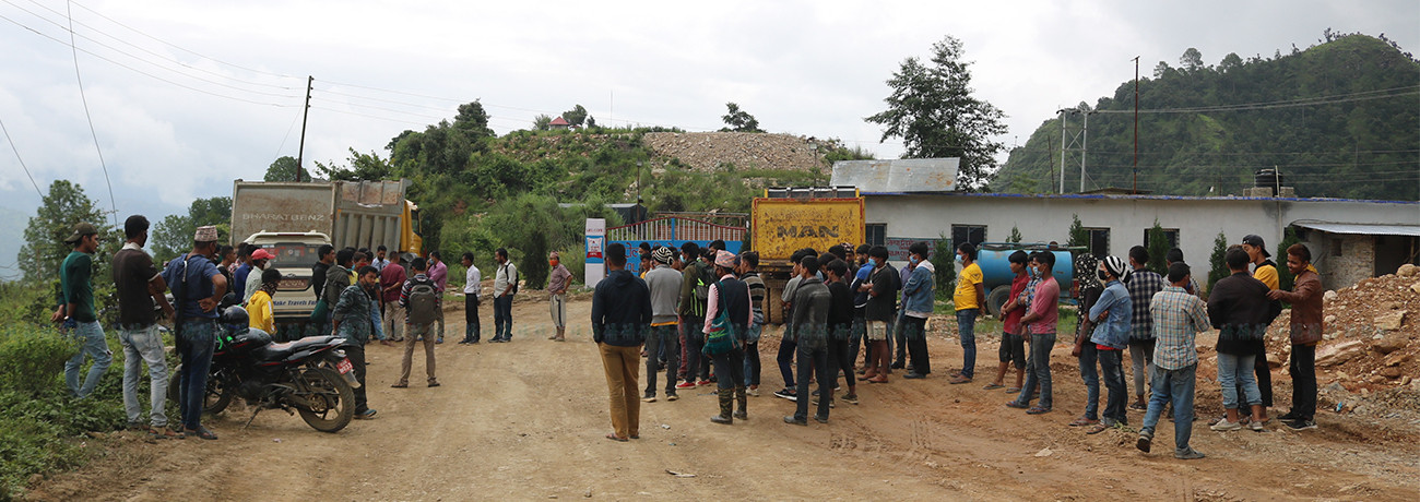 महिलामाथि यौन दुर्व्यवहार गर्ने सिमेन्ट उद्योगका महाप्रबन्धकलाई कारबाहीको माग गर्दै गत मंगलबार रोल्पामा भएको प्रदर्शन। तस्बिर: नारायण खड्का/सेतोपाटी