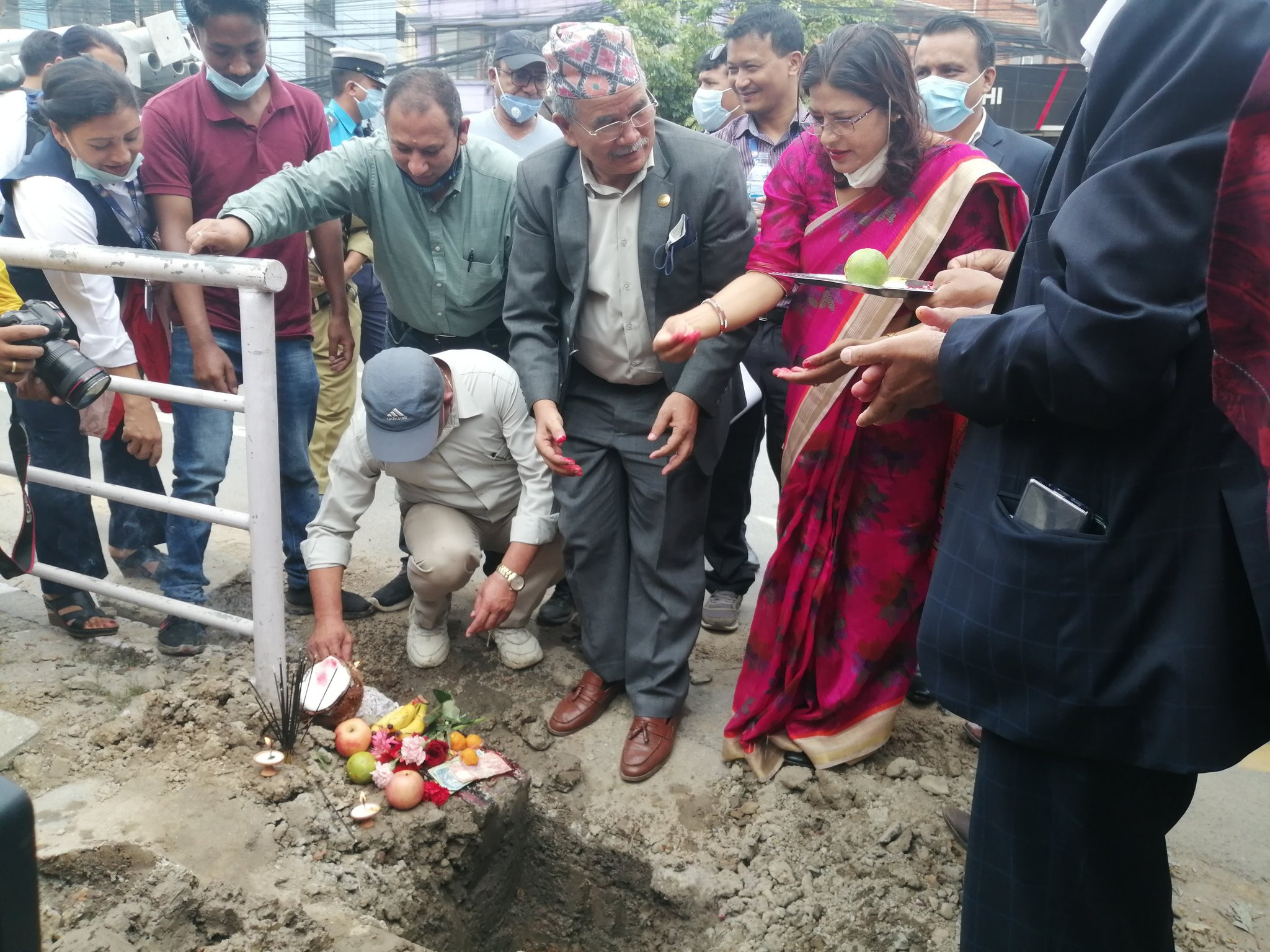 ललितपुर महानगरका मेयर चिरिबाबु महर्जन र उपमेयर गीता सत्याल मंगलबार स्मार्ट सडक बत्ती आयोजना सुरू गर्दै।