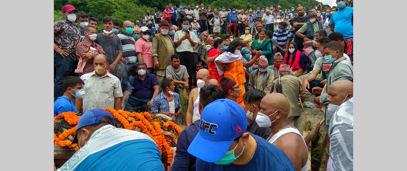 पूर्वमन्त्री बस्नेतका बुवाको अन्त्येष्टिमा सहभागी भएकाहरू। तस्बिर सौजन्य: दीपक दुलाल।