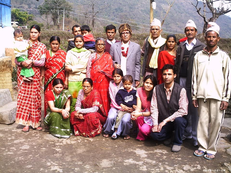 चौध वर्षअघि खुदीस्थित ससुराली परिवारसँग राष्ट्रकवि माधव घिमिरे। तस्बिर सौजन्य: मेघेन्द्र पोखरेल