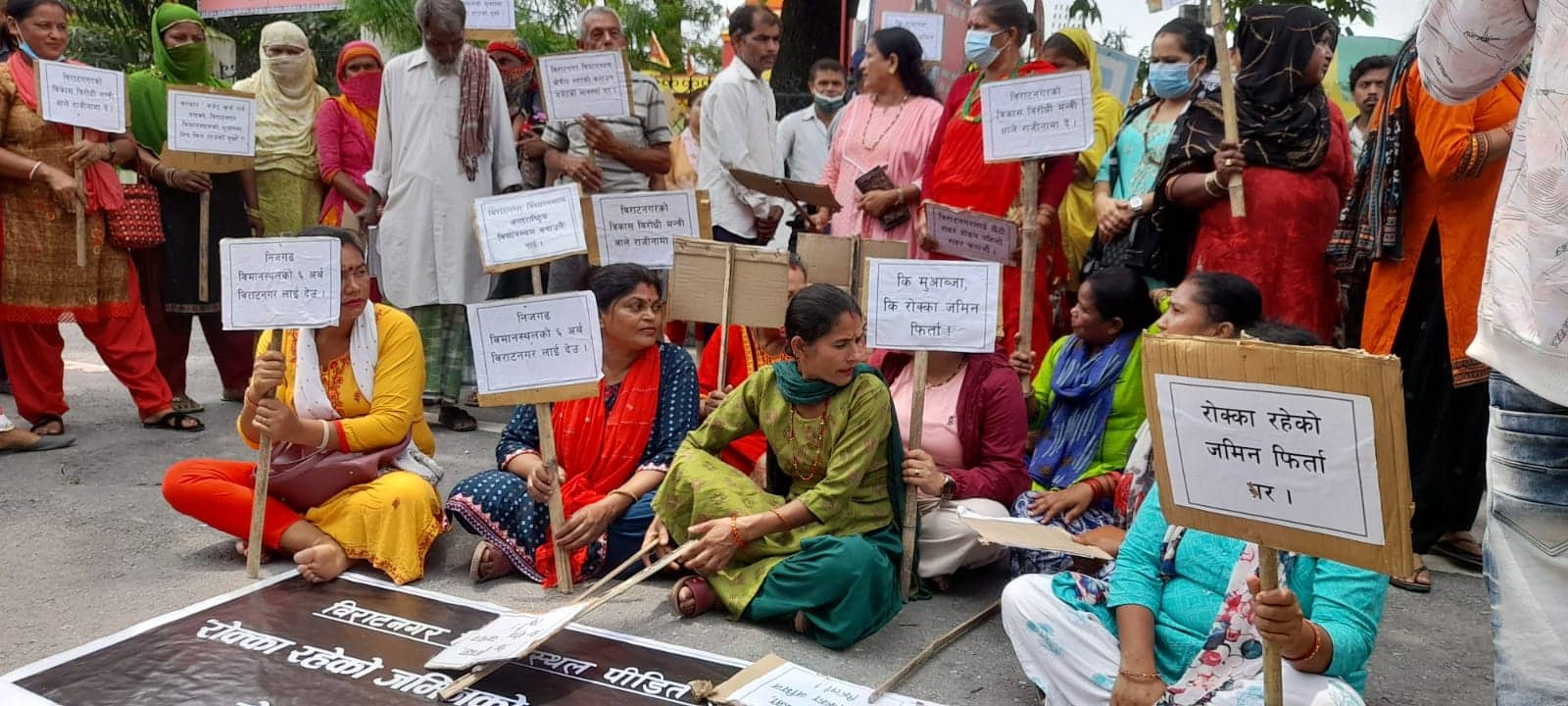 जग्गा फुकुवाको माग गर्दै तीन महिनाअघि प्रदर्शनमा ओर्लेका स्थानीयबासी। फाइल फोटोः सेतोपाटी