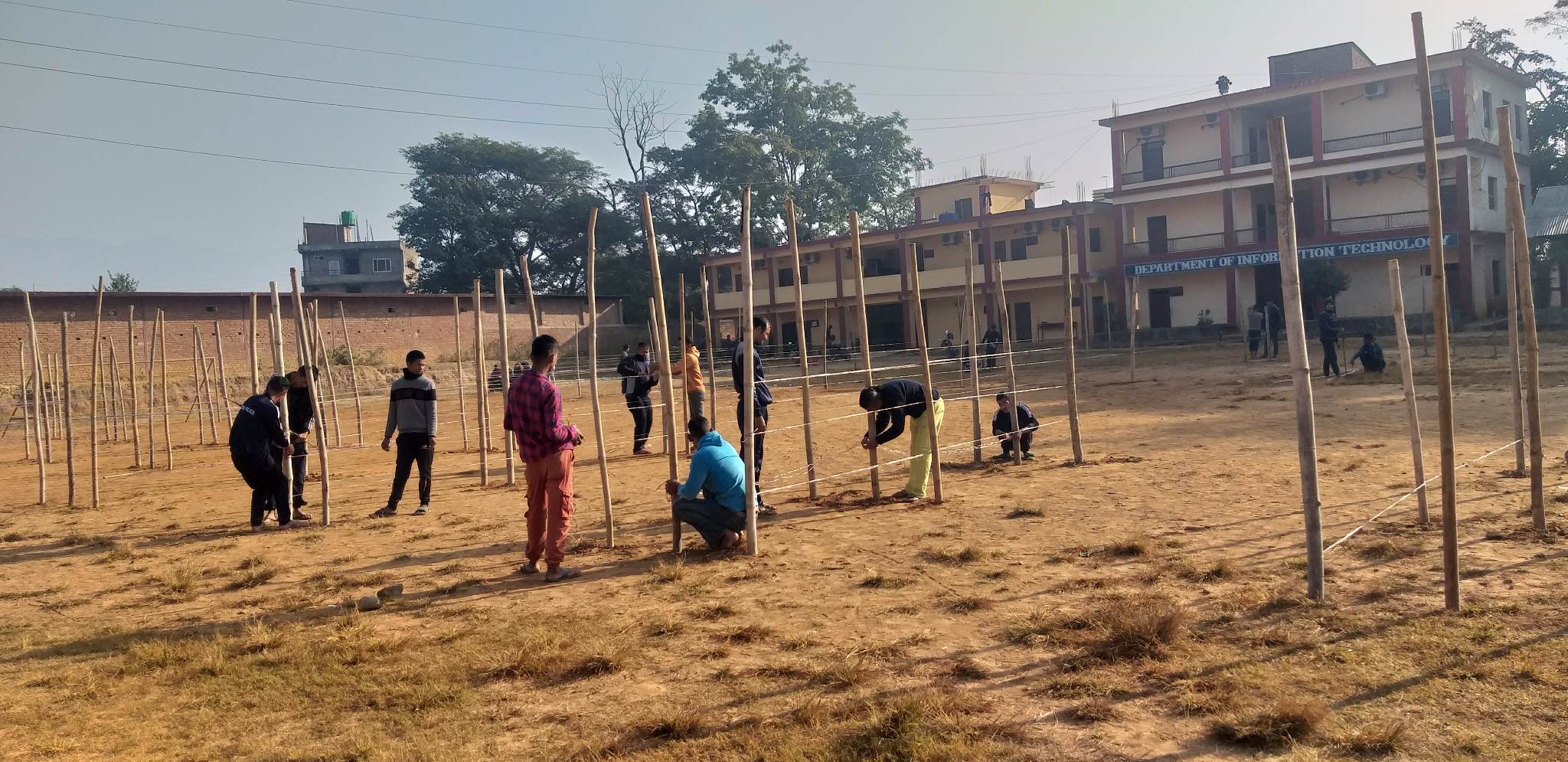 तुलसीपुरमा मतदान केन्द्र निर्माणमा खटिएका कर्मचारी तथा सुरक्षाकर्मी। तस्बिर: नारायण खड्का/सेतोपाटी