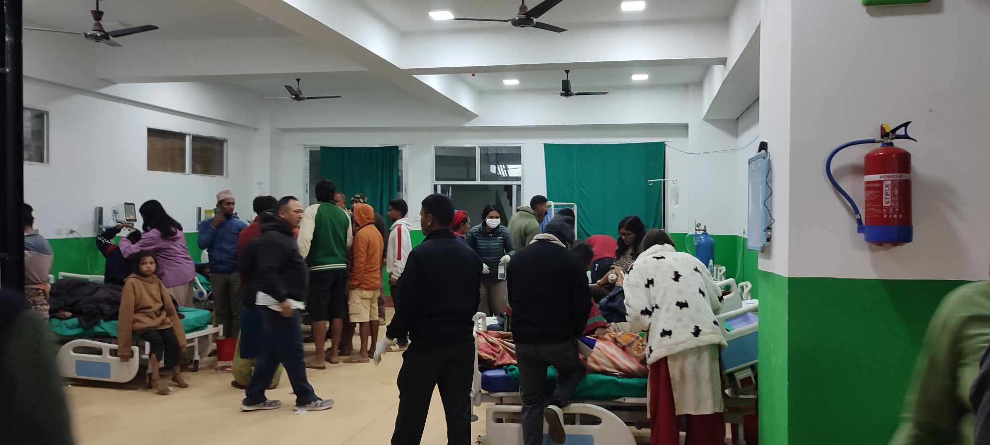 भुइँचालोका घाइतेहरूको उपचार गरिँदै। तस्बिर स्रोत: सरोज वली