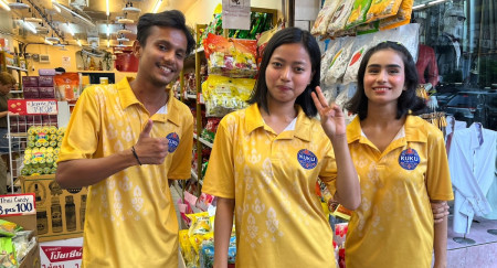 म्यानमारबाट आप्रवासी कामदारको रूपमा थाइल्यान्ड आएका बर्मेली गोर्खाली जेनजी पुस्ताका हरि दुलाल, पुजा राई र पुजा सुवेदी हिजोआज बैंककको इन्द्रा बजारमा व्यस्त छन्। तस्बिरः सुरेन्द्र फुयाल