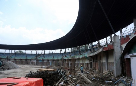 फाइल तस्बिर। भूकम्पपछि पुर्निर्माण हुँदै गरेको दशरथ रंगशाला।