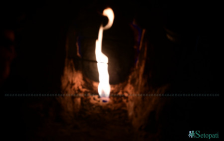 दैलेखको नाभिस्थान मन्दिरमा जमिनमुनिबाट निस्किएको निरन्तर बलिरहने ज्वाला। तस्बिरः दीपेन्द्र