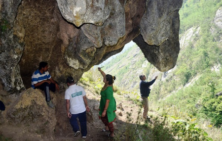 बेनीको अन्नपूर्ण गाउँपालिका–३ दानास्थित काभ्रेगाउँ र रुप्से झरनाको शिरमा रहेको पहाडको टुप्पोमा नौमती बाजा बज्ने पर्यटकको आकर्षण ढुङ्गा । तस्बिरः कमल खत्री,  रासस, म्याग्दी