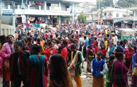 पसलअघि लागेको भीड। तस्बिर: दिपकजंग शाही/सेतोपाटी