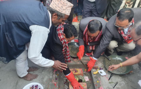 भेरी–बबई डाईभर्सन आयोजनाको बाँध र विद्युत गृहको शिलान्यास गर्दै उर्जामन्त्री पुन र कर्णाली प्रदेशका मुख्यमन्त्री महेन्द्रबहादुर शाही । तस्विरः दिपकजंग शाही/सेतोपाटी