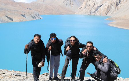 तिलिचो ताल पुगेका पदयात्री। सबै तस्वीर: भुवन पौडेल।